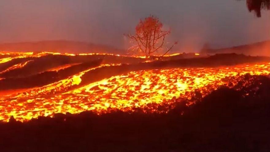 La lava avanza con fuerza y rapidez por La Palma