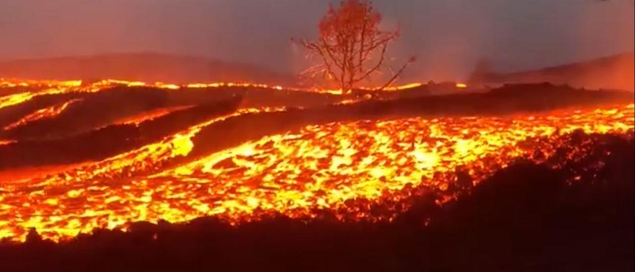 La lava avanza con fuerza y rapidez por La Palma