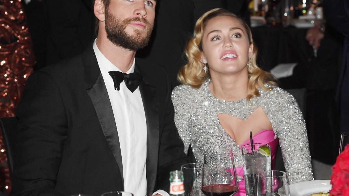 Liam Hemsworth y Miley Cyrus mirando al cielo