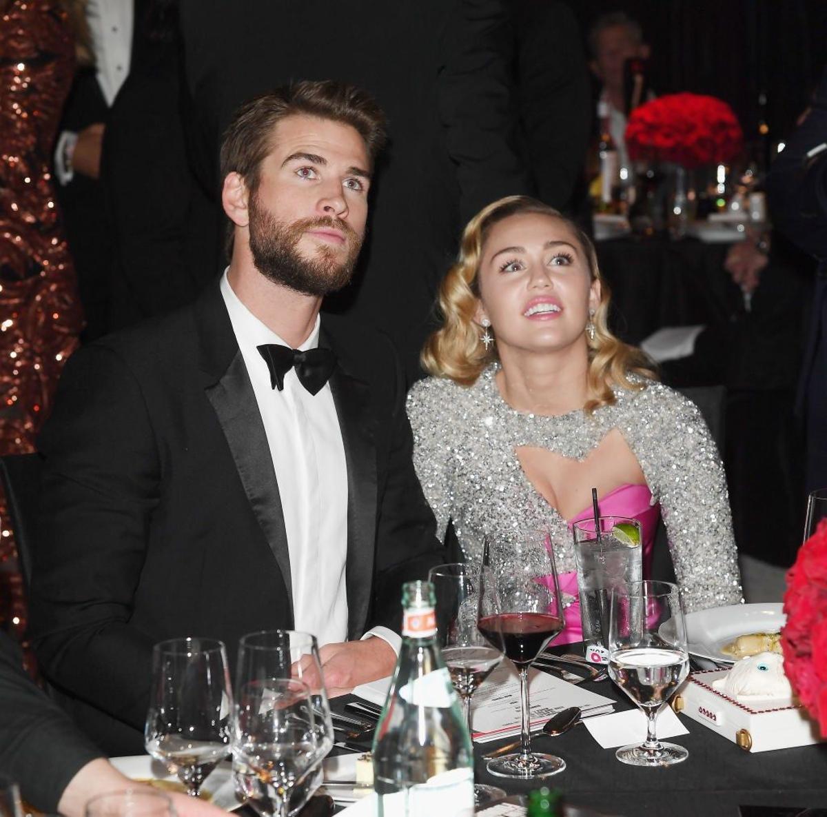 Liam Hemsworth y Miley Cyrus mirando al cielo