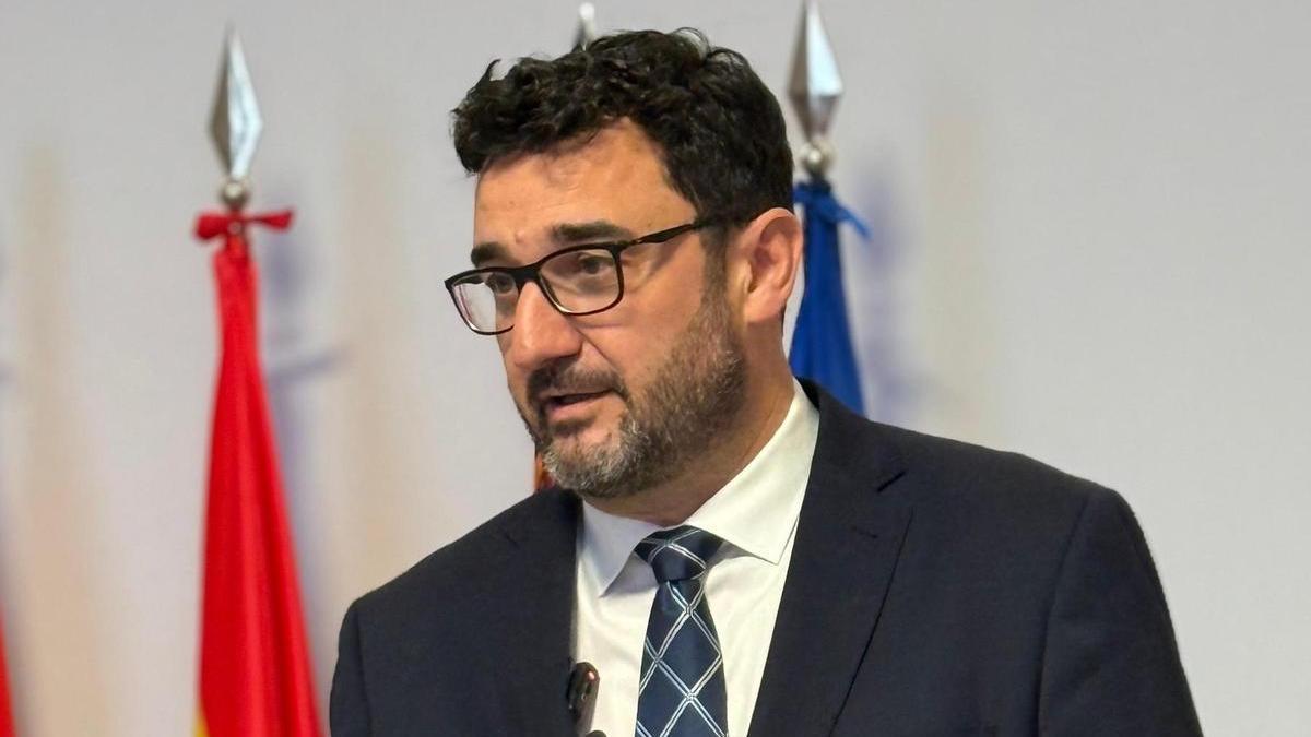 El portavoz del PSOE, Ginés Ruiz Maciá, en rueda de prensa.