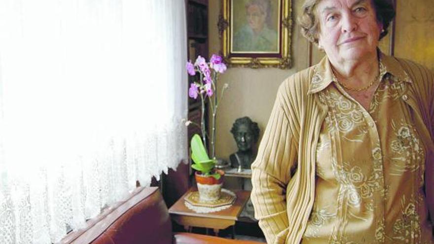 Carmen Bobes, en el salón de su casa de Oviedo.