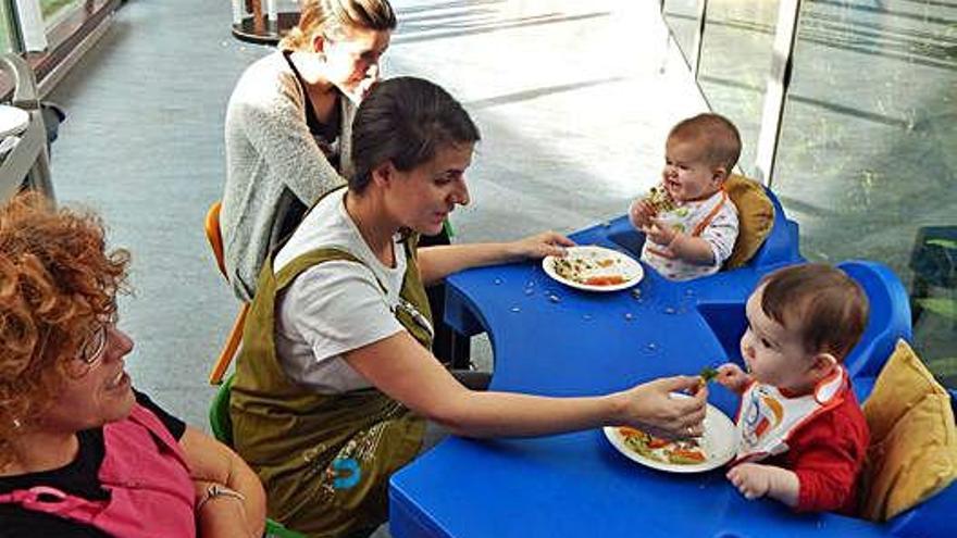 Bebés comen trozos de verdura en la escuela infantil A Caracola, en 2015.