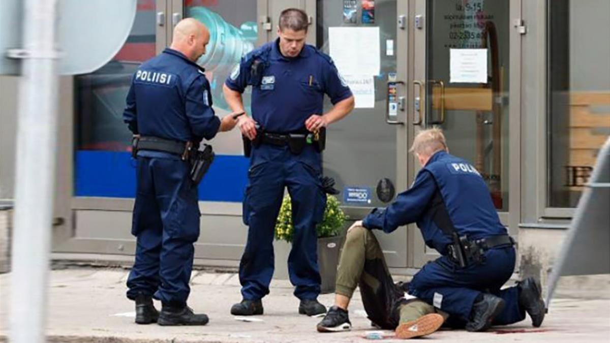 La policía atiende a uno de los heridos en Turku.