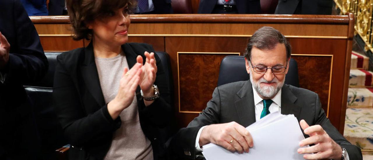 Santamaría y Rajoy, al término de uno de los debates de la moción.