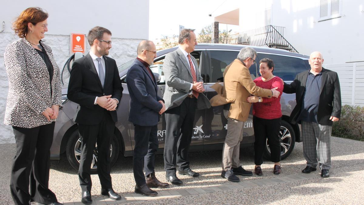 Entrega del cotxe elèctric a la Fundació Altem.