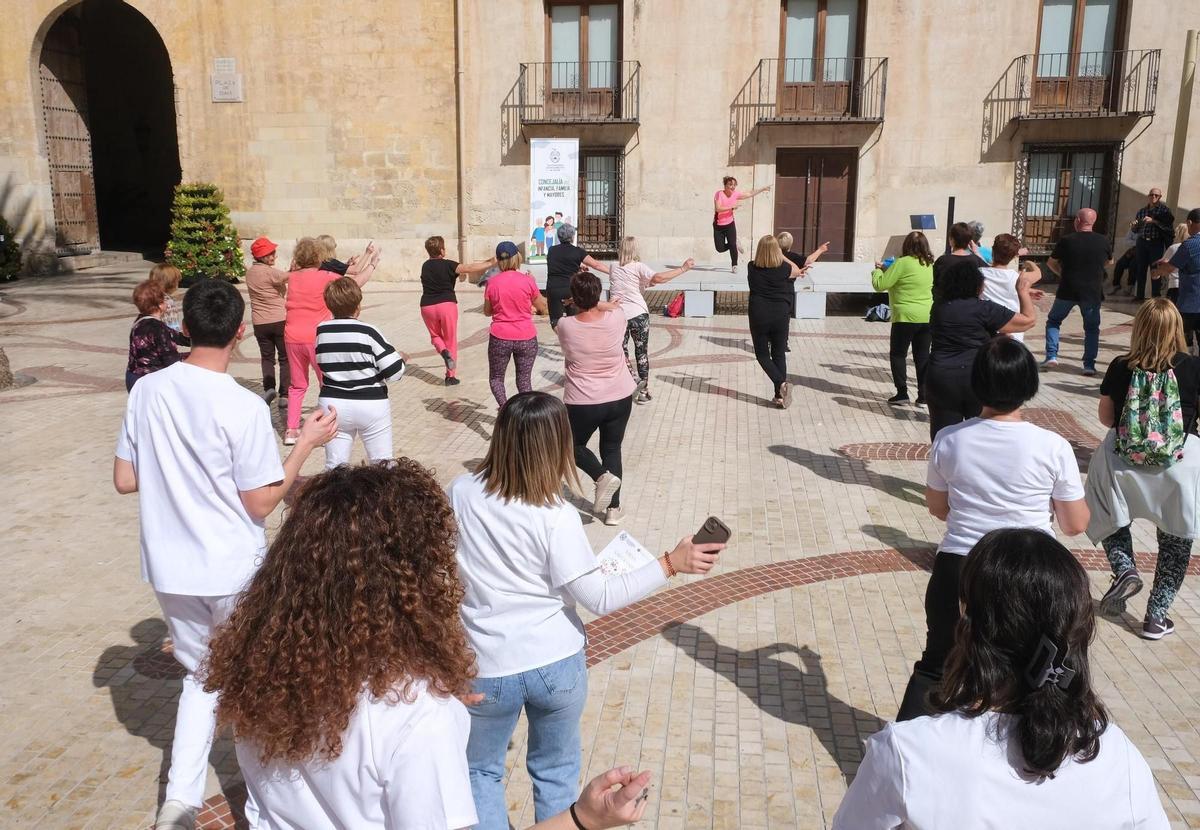 Clase de zumba en la Plaça de Baix de Elche este viernes para promover hábitos saludables entre los mayores