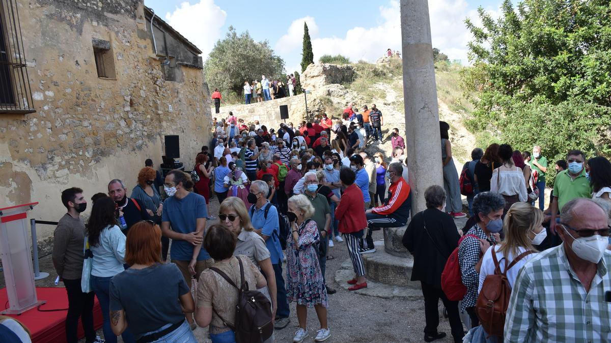 Asistentes al acto en la Porta de l&#039;Aljama, en un 9 d&#039;Octubre anterior.