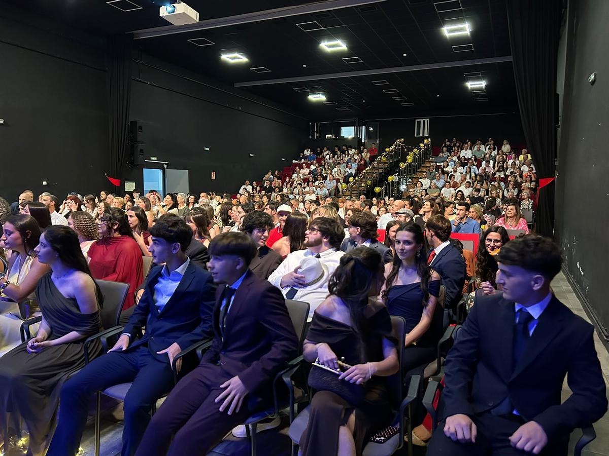 EN IMÁGENES: Así fue la despedida de los bachilleres del instituto Corvera