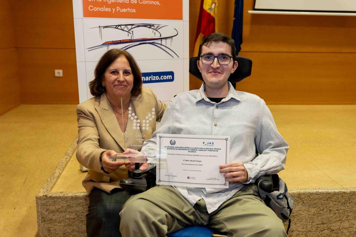 Marc Savall Camps, Premio CAVIDA 2025, junto a Asun Arizo, Directora de la Fundación