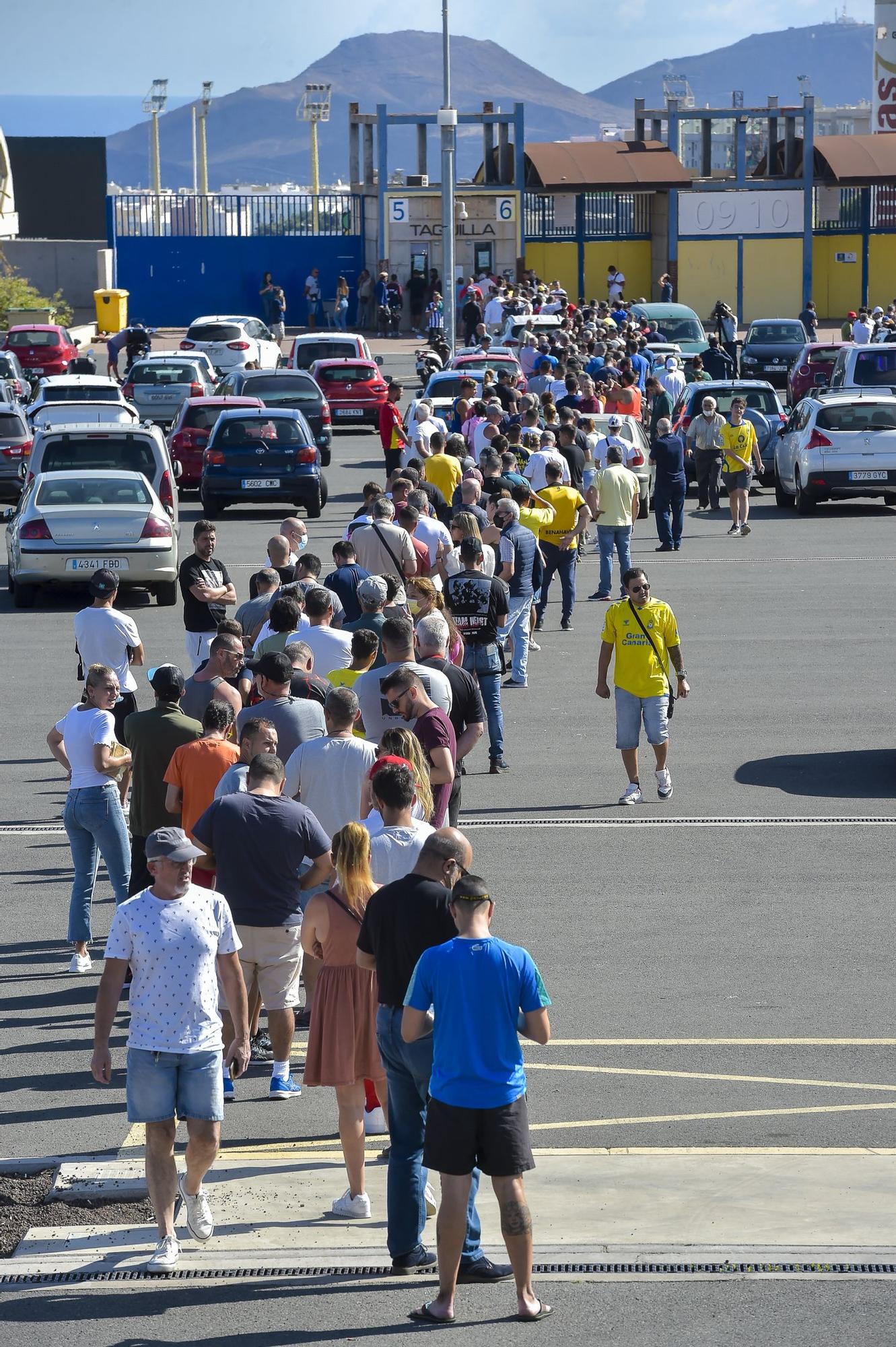 Colas para retirar las entradas de la UD Las Palmas - CD Tenerife de playoff