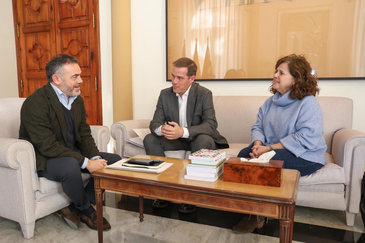 El vicepresidente José Luis Díez, con el alcalde de Xàtiva y la primera teniente de alcalde, Amor Amorós.