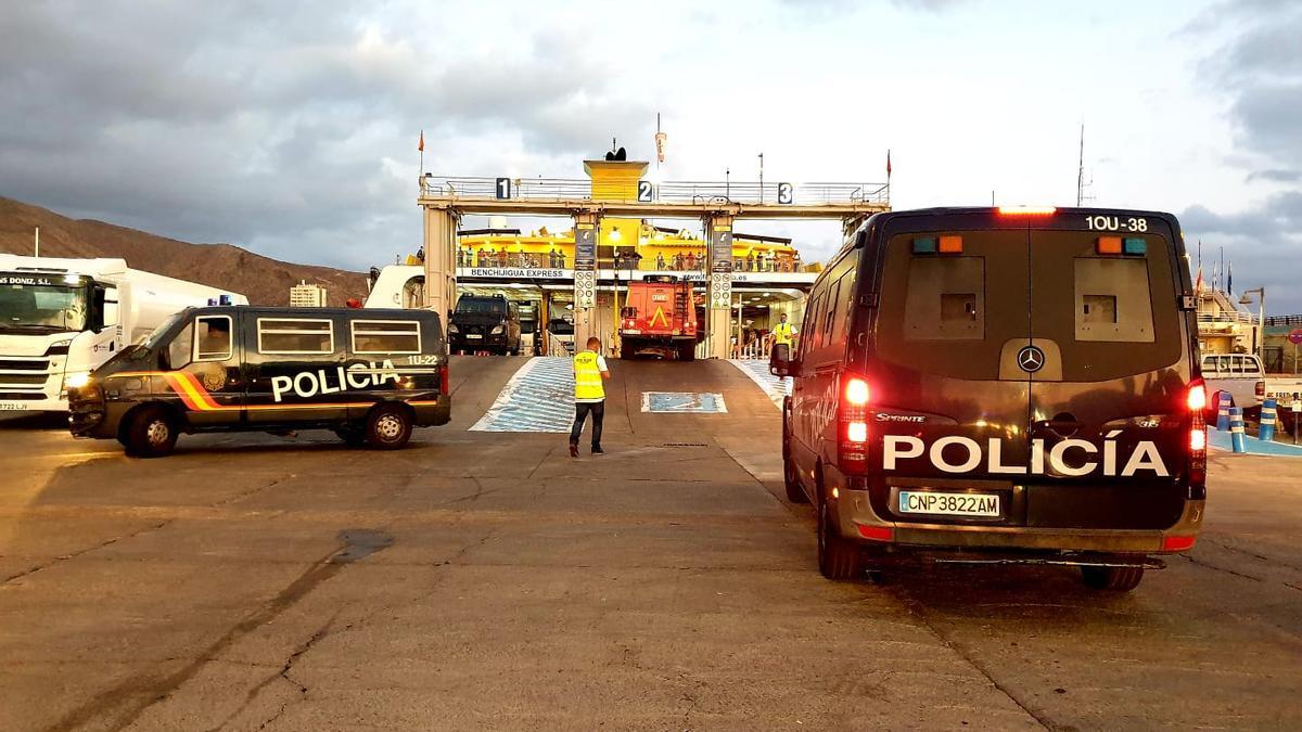 Dos vehículos de la Policía a punto de embarcar hacia La Palma.