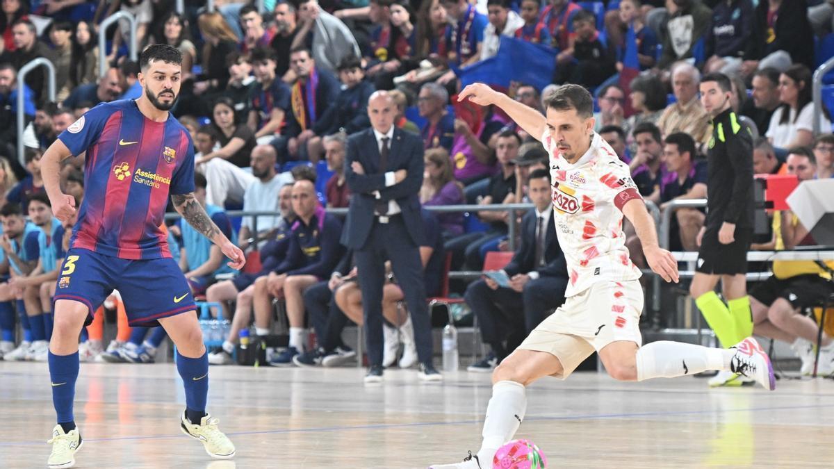 Marcel se dispone a realizar un pase en una jugada del partido Barça-ElPozo