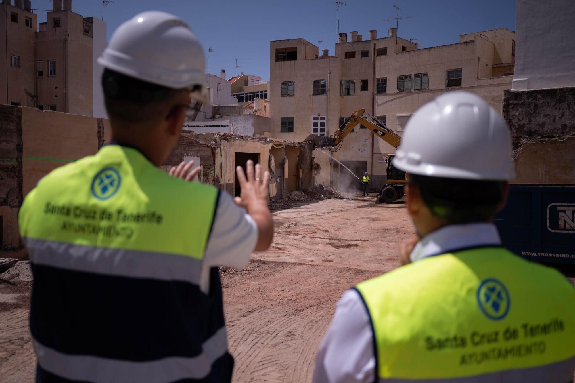 Demolición de las antiguas cocheras de Santa Cruz de Tenerife para la construcción de un aparcamiento en El Toscal.