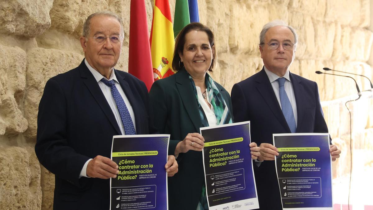 Juan Antonio Caballero (Parque Tecnológico), Blanca Torrent (Imdeec) y Antonio Díaz (CECO), en la presentación del Ciclo de Jornadas Técnicas Empresariales, en el ayuntamiento.