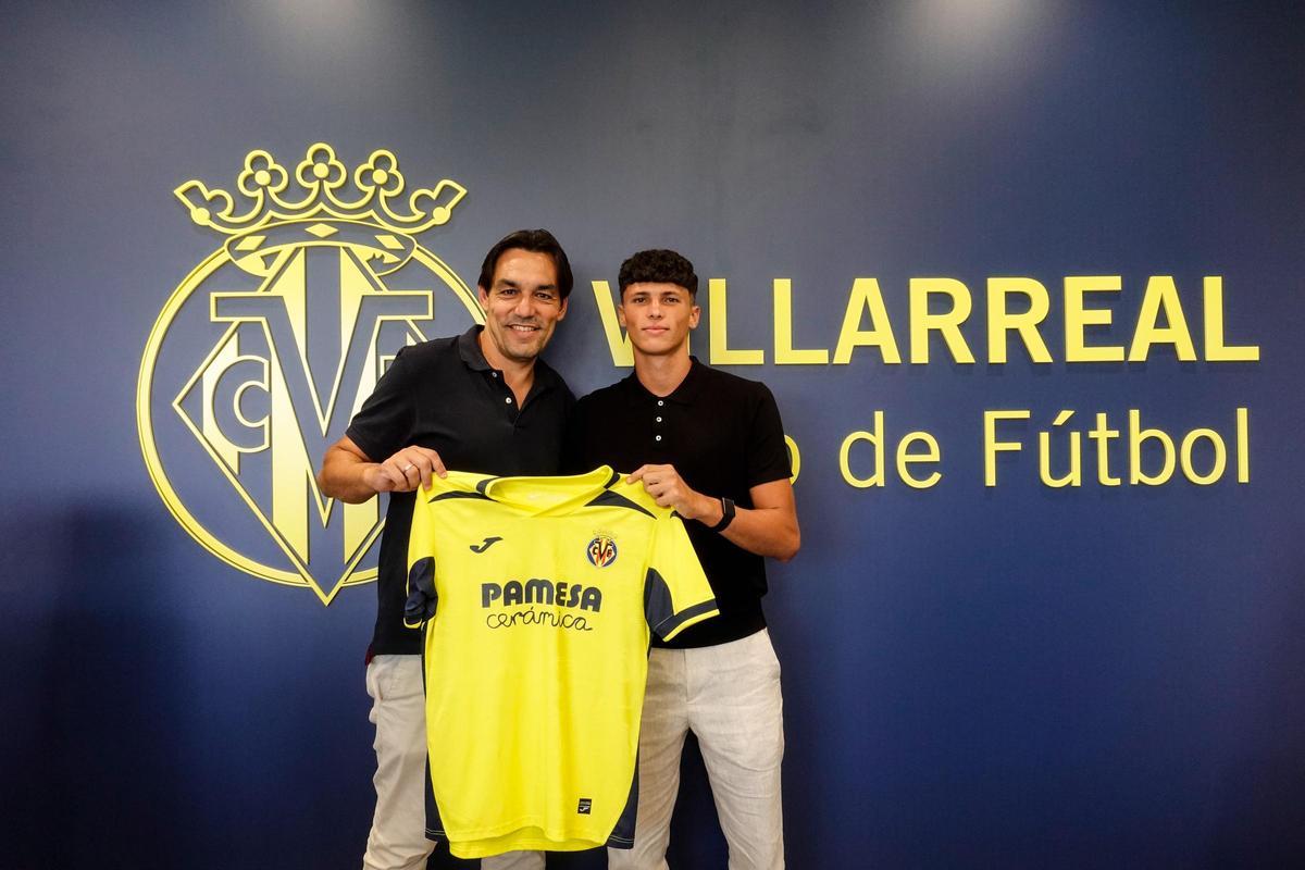 Dani Budesca y Miguel Ángel Tena anunciando la renovación del lateral