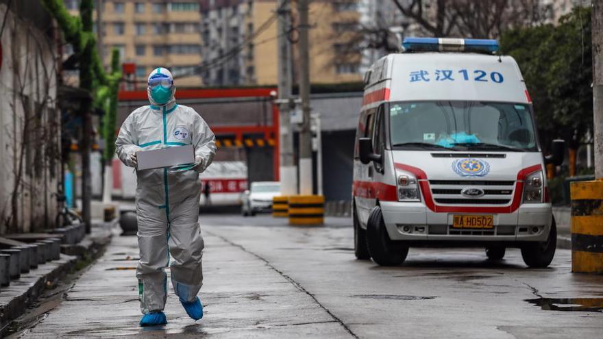 Un sanitario en la calle en Wuhan.