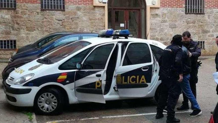 El varón, cuyo ingreso en prisión fue decretado por el juez, se dispone a entrar en el vehículo de la Policía Nacional tras abandonar la sede judicial.