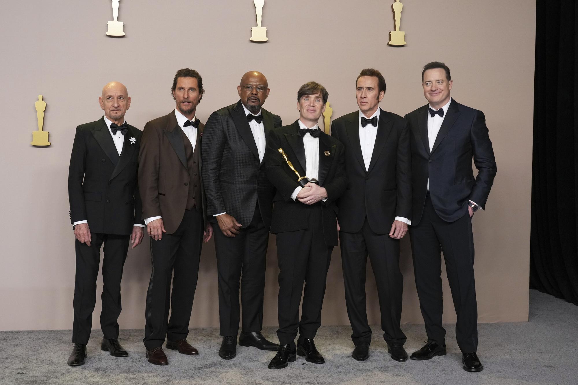 Cillian Murphy, center right, winner of the award for best performance by an actor in a leading role for "Oppenheimer" poses in the press room with Ben Kingsley, from left, Matthew McConaughey, Forest Whitaker, Nicolas Cage, and Brendan Fraser at the Oscars on Sunday, March 10, 2024, at the Dolby Theatre in Los Angeles. (Photo by Jordan Strauss/Invision/AP) Associated Press/LaPresse Only Italy and Spain / EDITORIAL USE ONLY/ONLY ITALY AND SPAIN