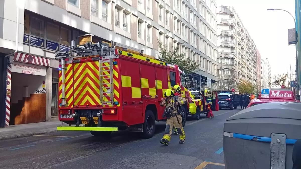 Un camión dos Bombeiros de Santiago durante unha intervención