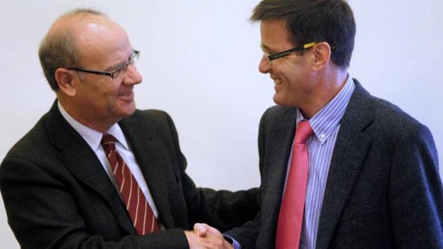 Los aspirantes a presidente de la Acadèmia Valenciana de la Llengua, Manuel Pérez Saldanya, y Ramón Ferrer Navarro, se saludan al comienzo de la reunión.