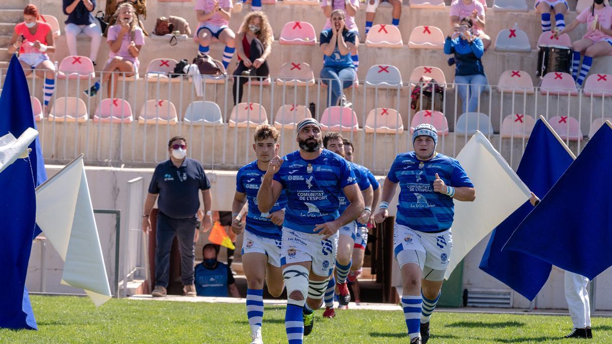 Guillem Carrión (en el centro de la imagen) lleva una década jugando en Rugby La Vila y ha vivido los mejores momentos de El Pantano.