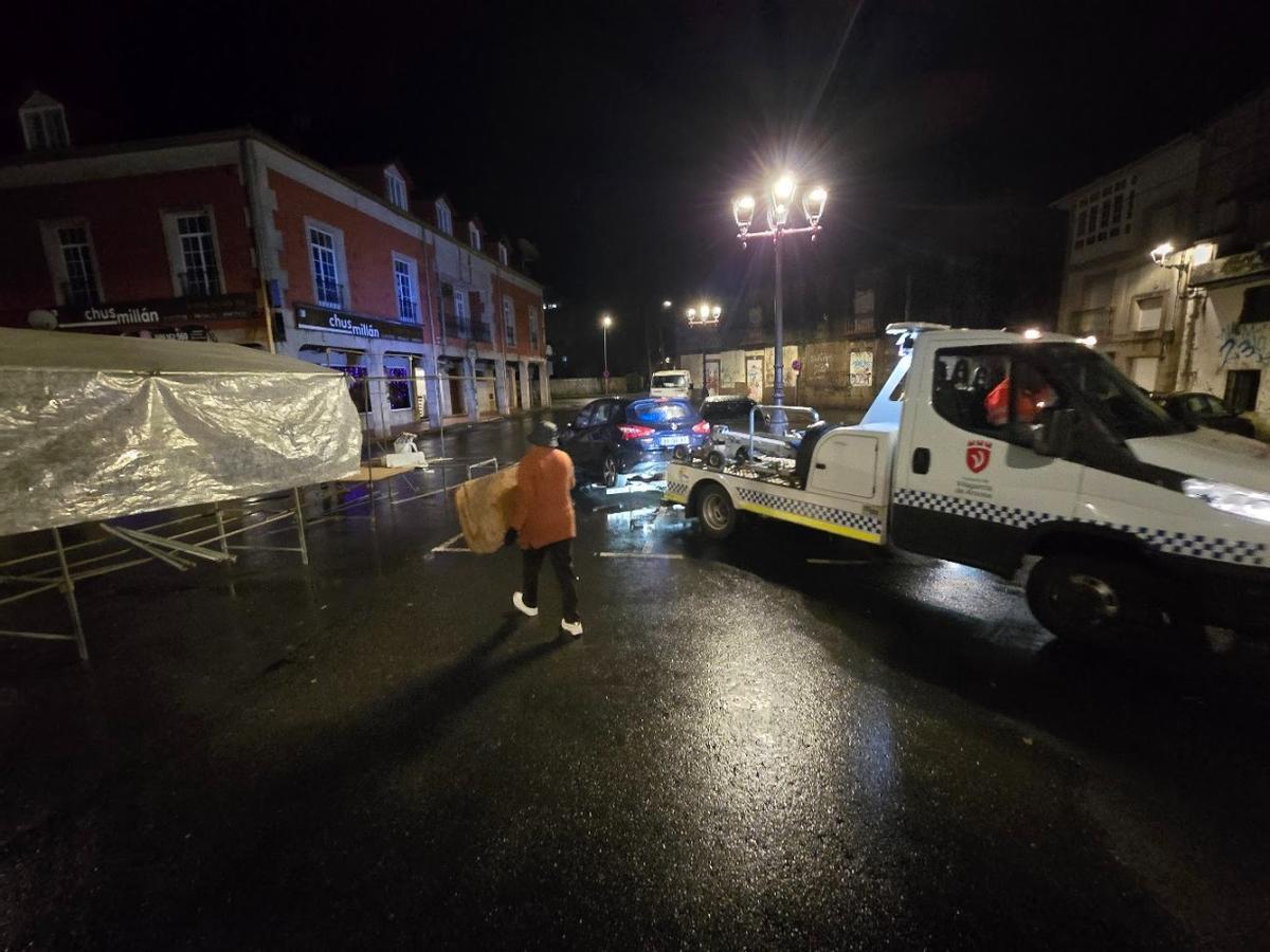 Retirada de vehículos en la zona del mercado ambulante de Vilagarcía durante el montaje de los puestos. Retirada de vehículos en la zona del mercado ambulante de Vilagarcía durante el montaje de los puestos.