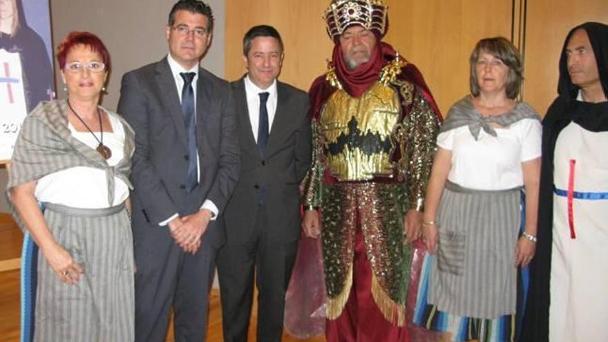 El alcalde de Torre Pacheco y Enrique Ujaldón (2i y 3i), junto a representantes de las fiestas.