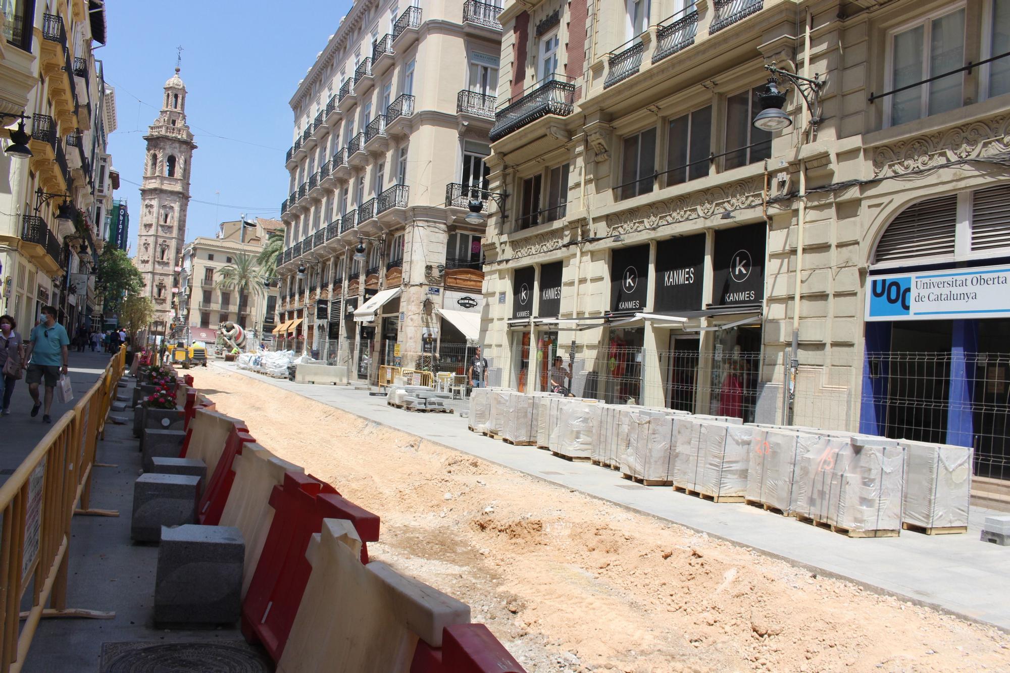 La calle de la Paz levanta el asfalto para su remodelación final