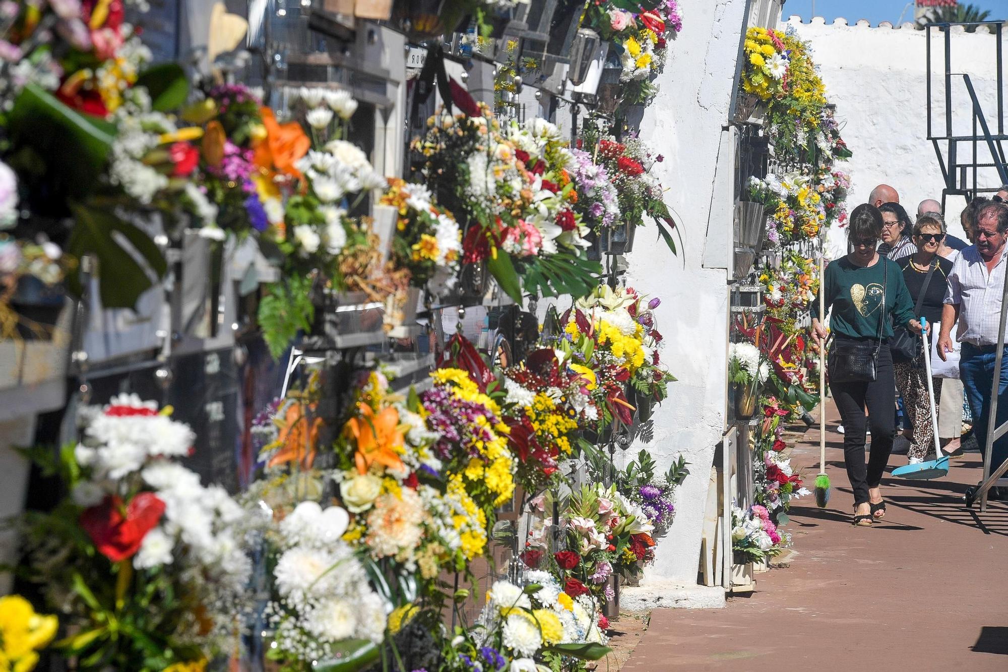 Día de Todos los Santos en cementerios de Gran Canaria
