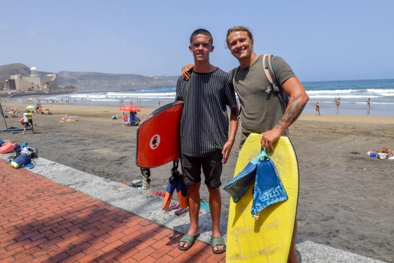 Surf en Las Canteras contra el calor