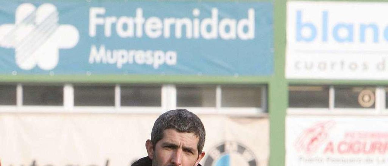 Fonsi Valverde, en su etapa de entrenador del Ourense, técnico del Gondomar. // Iñaki Osorio