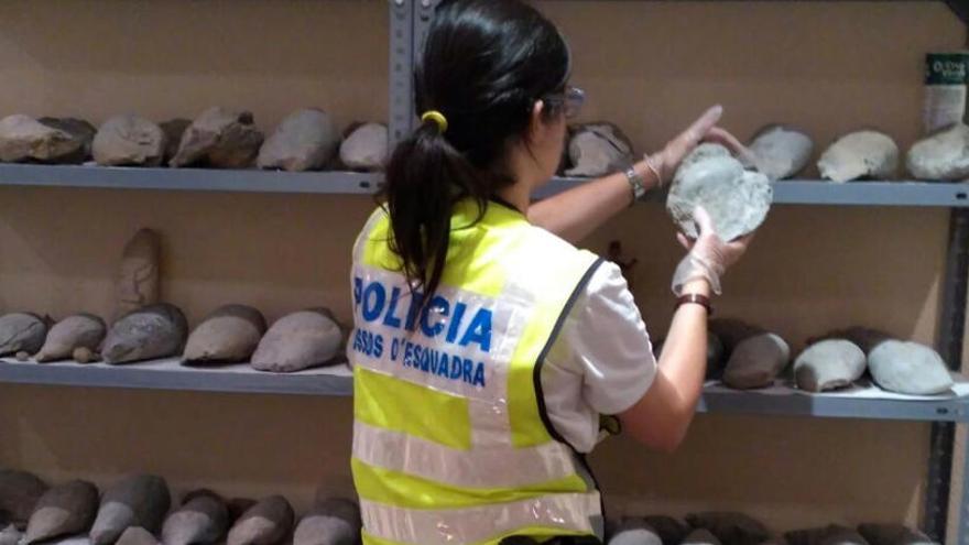 Una agent dels mossos catalogant les peces intervingudes.