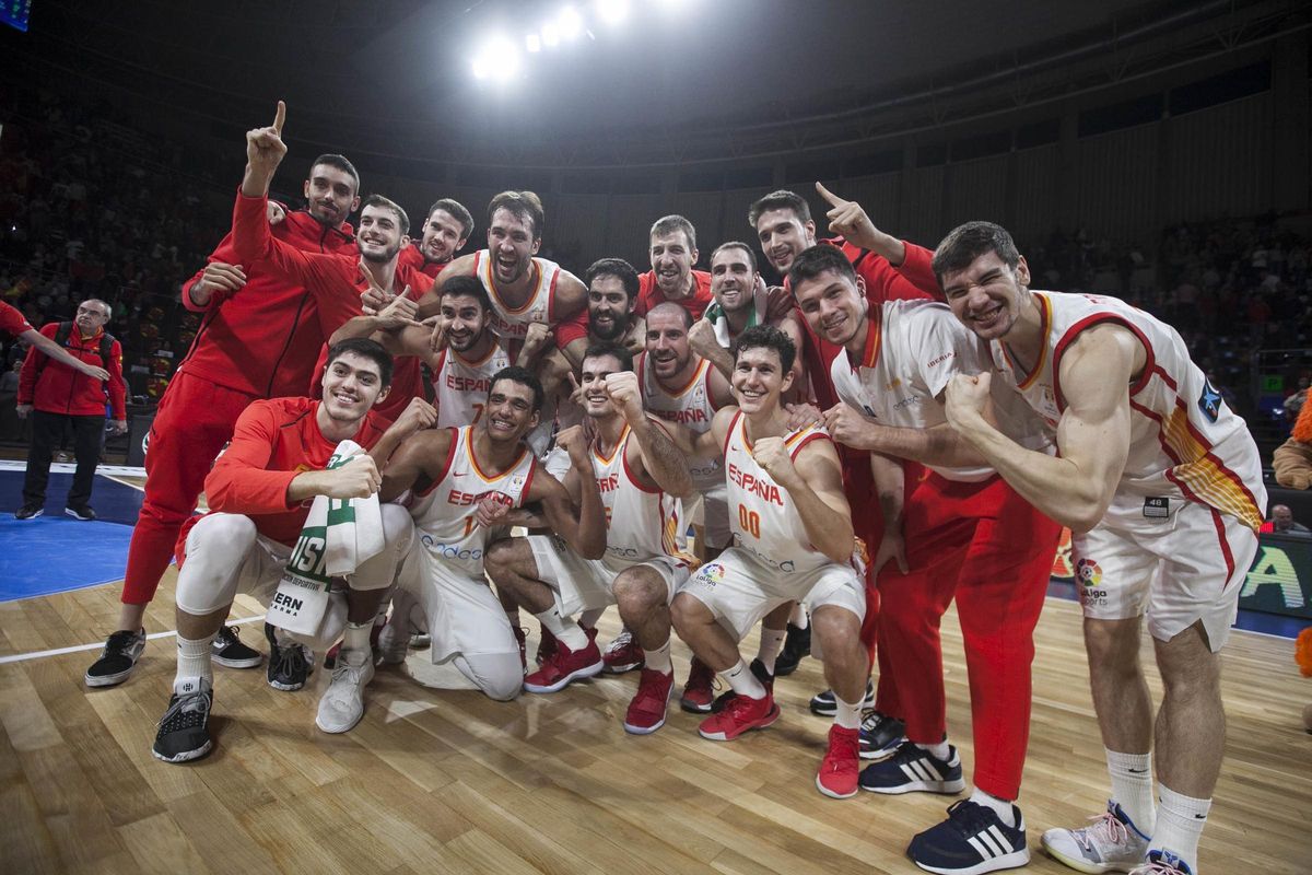 Los jugadores de España celebran su clasificación para el Mundial de 2019