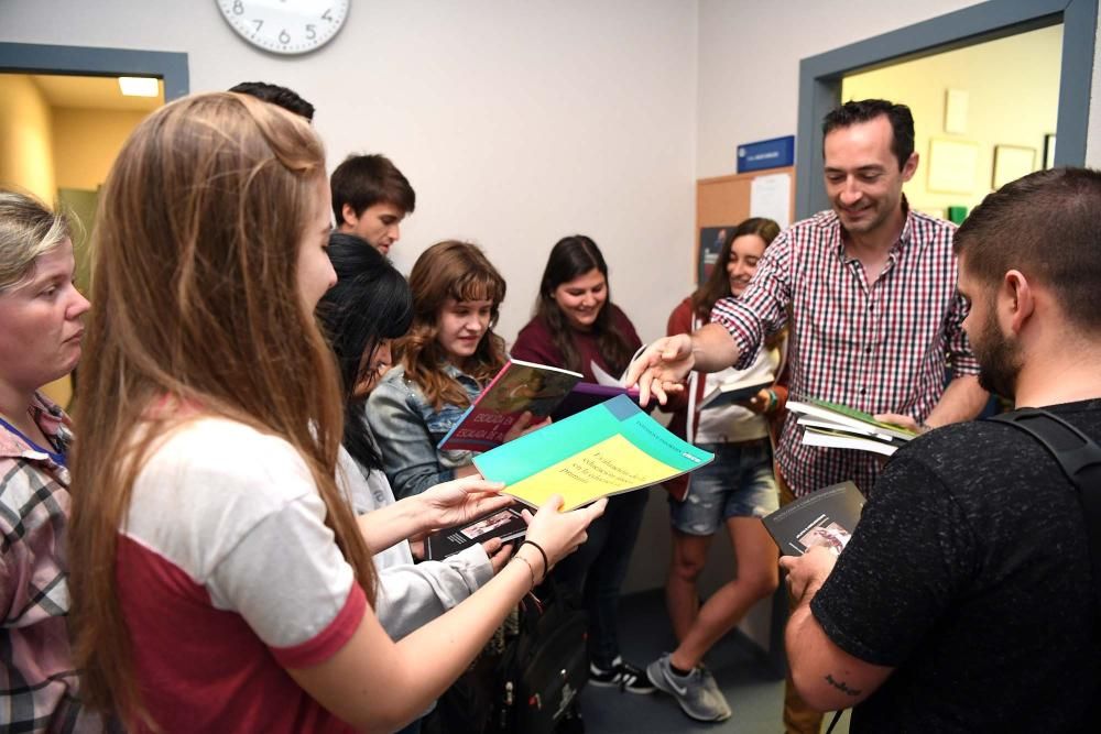 El profesor de A Coruña que regala libros