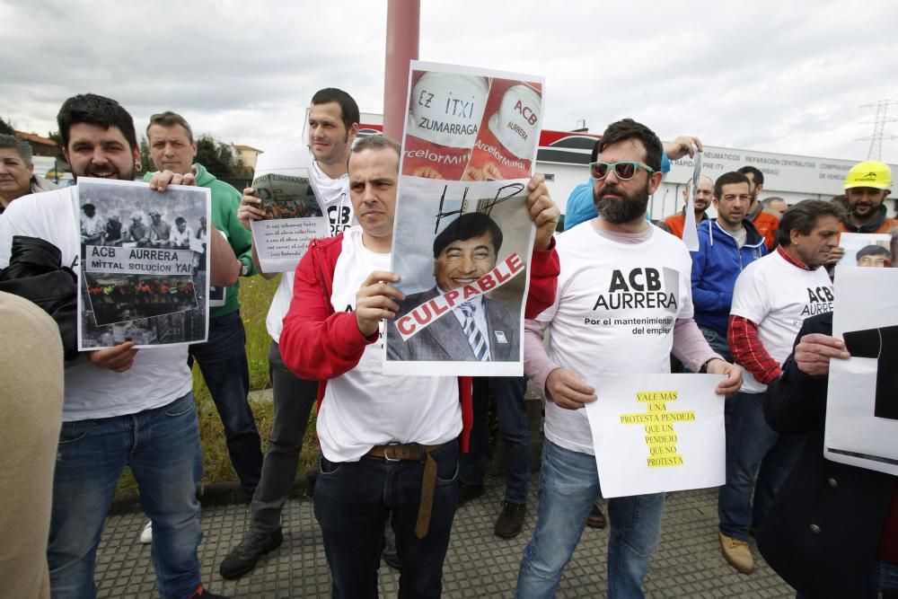 Trabajadores de Arcelor concentrados en la entrada de la factoría en Trasona