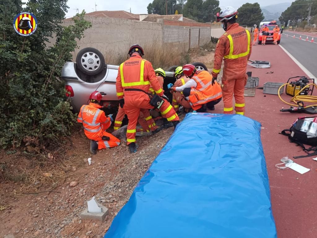 Una persona queda atrapada al volcar su coche tras un accidente en Nàquera