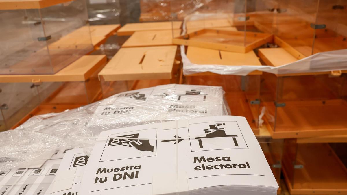 Urnas y papeletas almacenadas en el centro logístico para las elecciones locales y autonómicas del 28-M, en el Polígono La Garena (Alcalá de Henares).