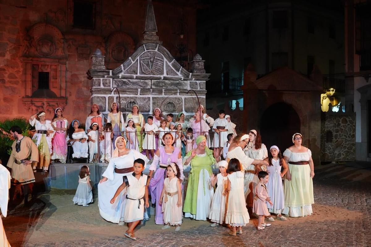 Hinojosa convierte la plaza de la Catedral en un gran escenario con 'La vaquera de la Finojosa' Hinojosa convierte la plaza de la Catedral en un gran escenario con 'La vaquera de la Finojosa'