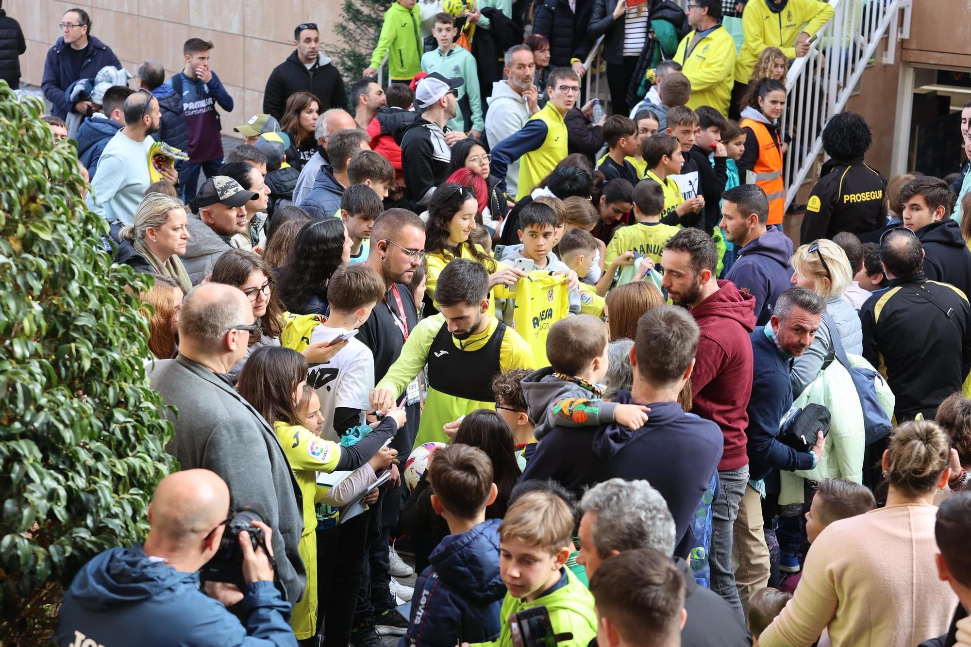 Así ha sido el entrenamiento navideño del Villarreal a puerta abiertas