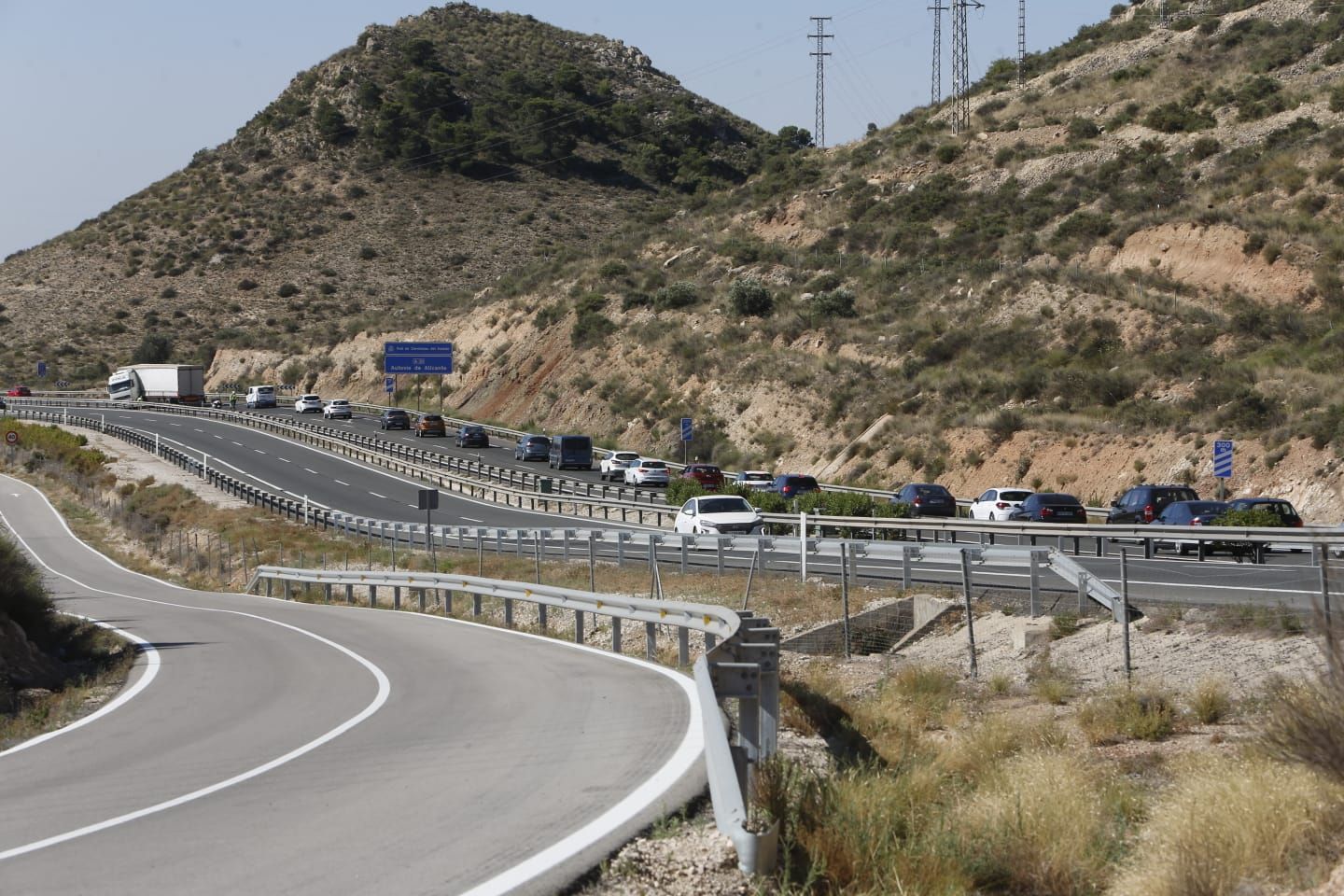 Un camión accidentado provoca 7 kilómetros de retenciones en la A-31 entre Elda y Novelda