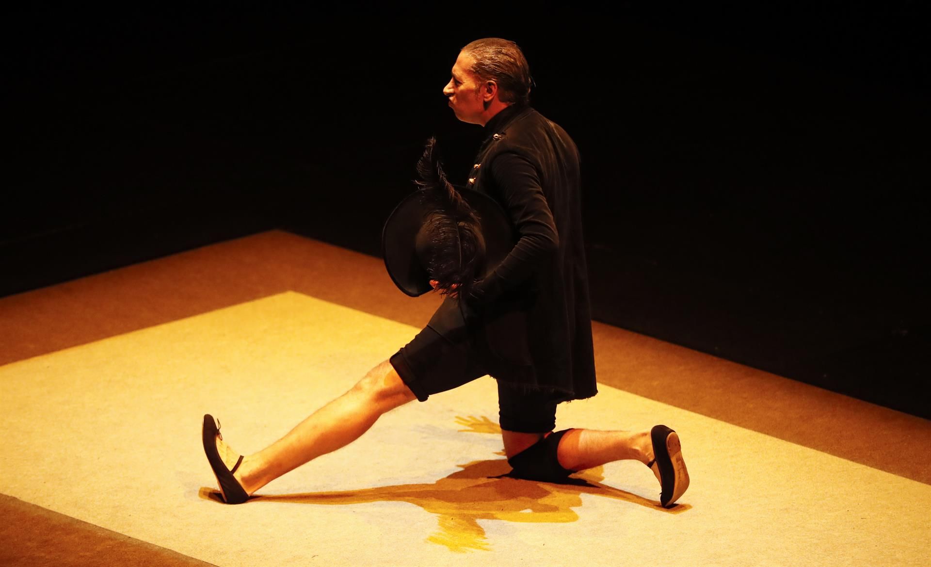 El bailaor y coreógrafo Israel Galván durante su actuación este sábado en el Teatro Central de Sevilla presentando su espectáculo 'Seises', incluido en la Bienal de Flamenco.