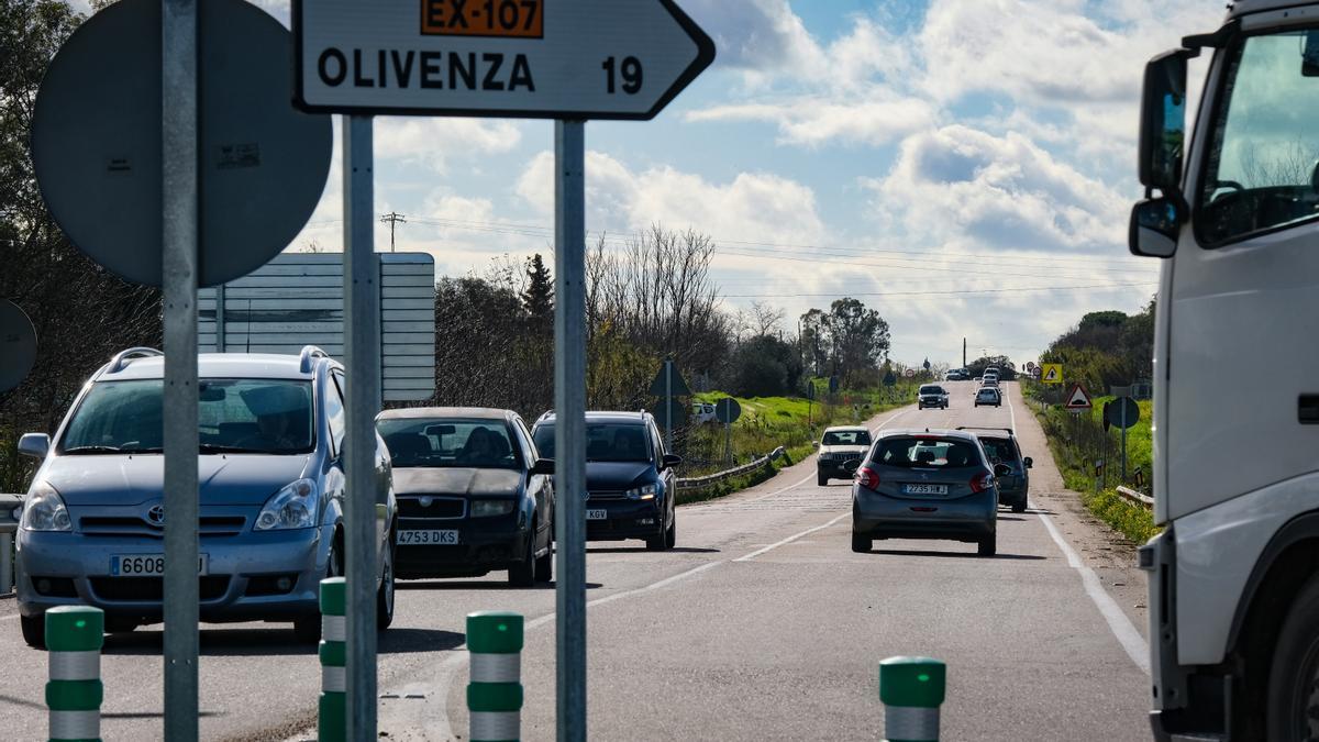 Tráfico en la carretera de Olivenza, ayer.