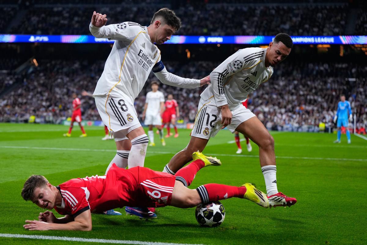 Alexander Bah pelea un balón contra Valverde y Alexander-Arnold.