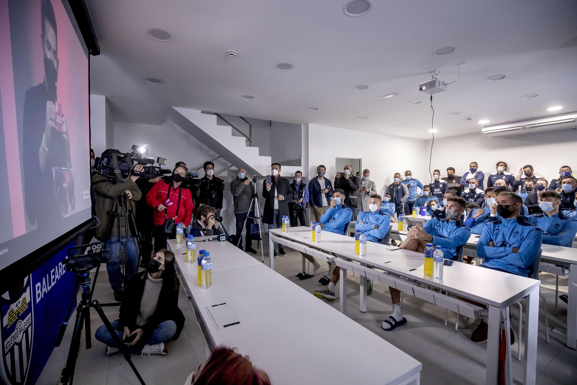 Los jugadores del Atlético Baleares bromean tras el sorteo de la Copa del Rey: “¡Jordi dimisión!”