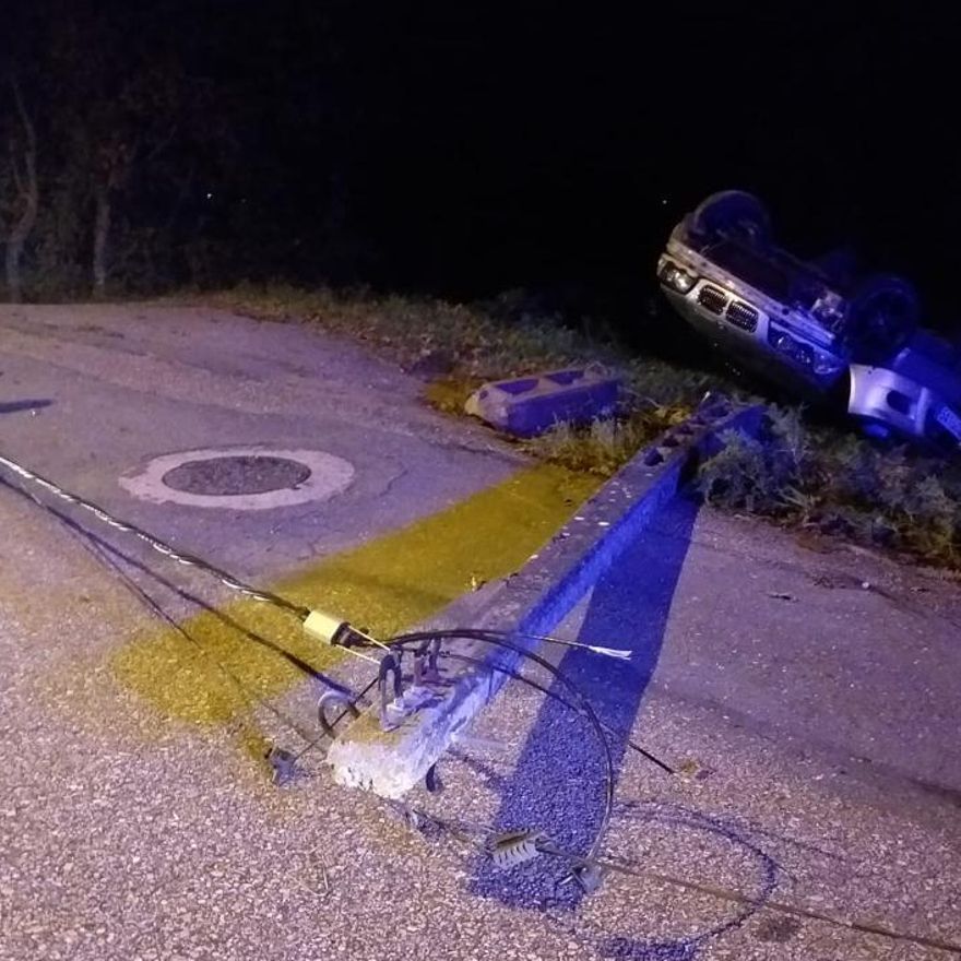 El poste arrancado en Tameiga tras el accidente