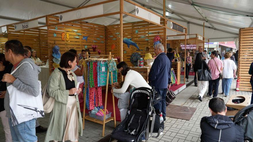 Puestos en la feria de 2024, en la Praza de España. | Adrián Irago