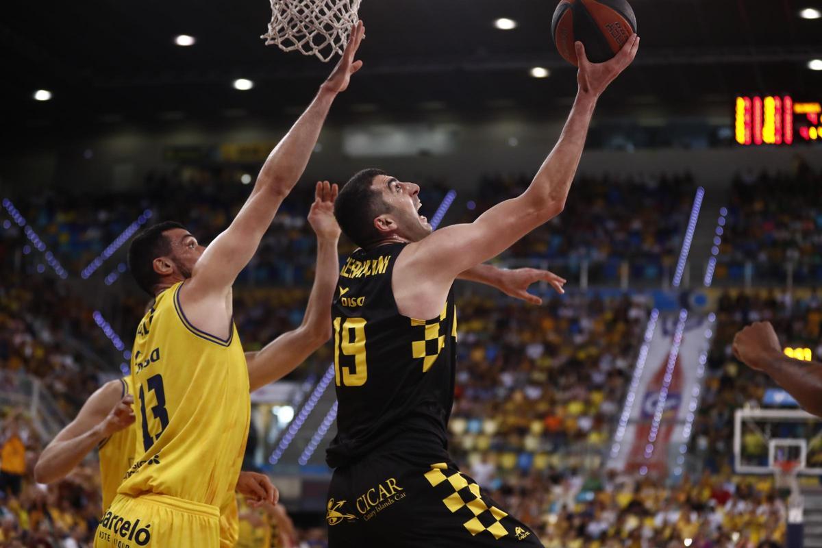 Shermadini se dispone a anotar en el último derbi contra el Gran Canaria.