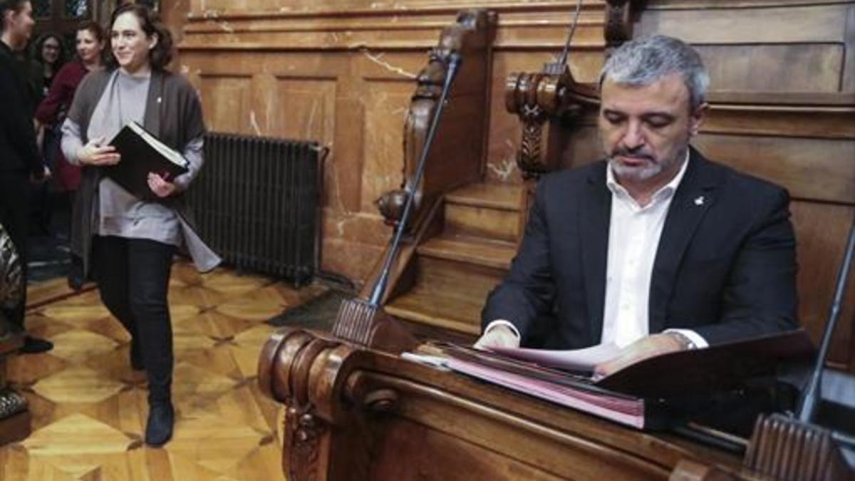 La alcaldesa Ada Colau pasa sonriente junto al socialista expulsado del gobierno Jaume Collboni, ayer, en el pleno, en el salón de Carles Pi i Sunyer.